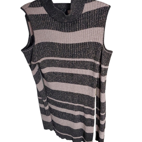 Questions cold shoulder top size Large - Picture 2 of 2